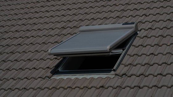 Dachfensterrollladen für Hitze- und Lichtschutz