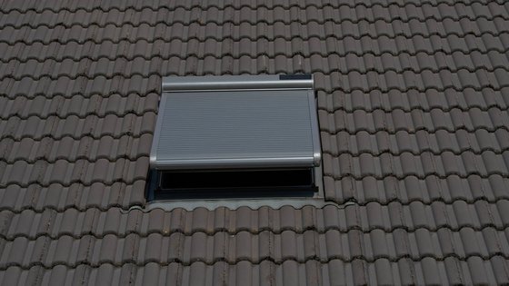 Solar-Dachfensterrollladen für Verdunkelung und Hitzeschutz im Dachgeschoss