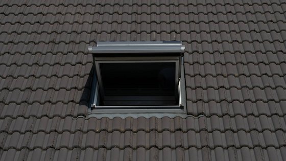 Kabellose Funksteuerung des Solar-Dachfensterrollladens per Handsender