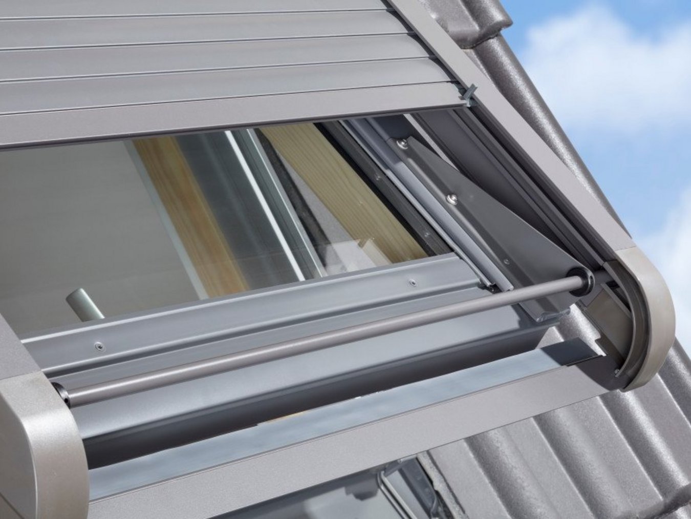 Nachrüstbarer Dachfensterrollladen in eleganter Anthrazit-Optik