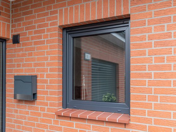 Fenster in verschiedenen Farben und Holzdekoren