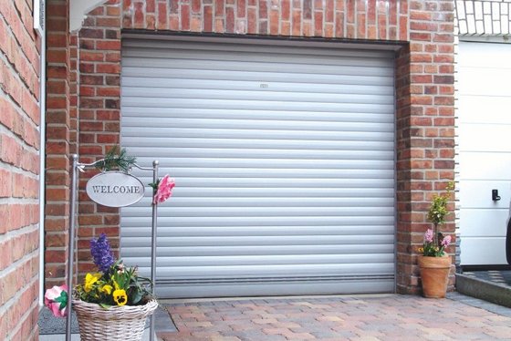 Detailansicht der Garagentor-Konstruktion mit Führungsschienen und Laufrollen