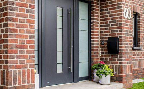 Haustür mit Tresorverriegelung und Sicherheitstürbändern