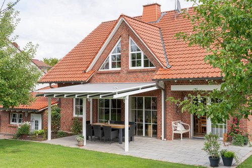 Ausgefahrene Markise als Sonnenschutz auf einer Terrasse