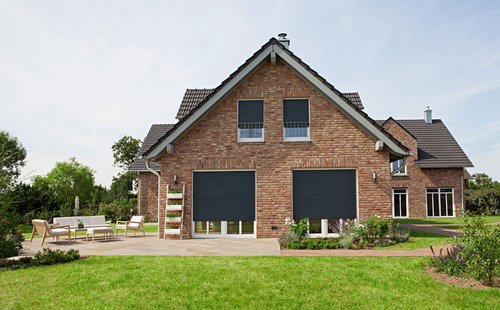 Nahaufnahme der Premium-Rollladenkonstruktion mit Führungsschienen