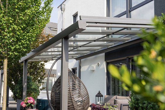 Aluminium-Terrassendach mit Glasdach als Wetterschutz für die Terrasse