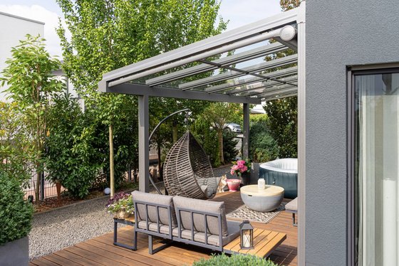 Detailansicht der Aluminium-Terrassendach-Konstruktion mit Sicherheitsglas