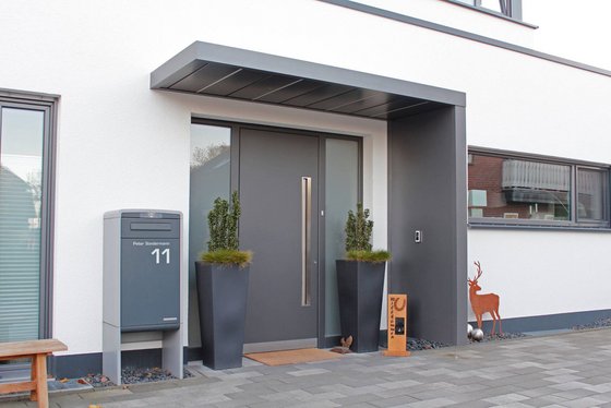 Detailansicht der Vordach-Konstruktion aus pulverbeschichtetem Aluminium