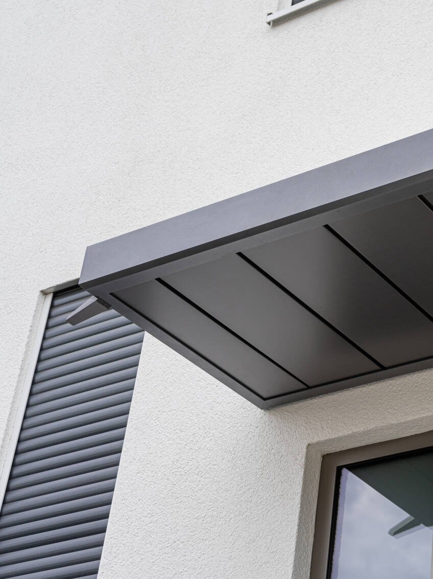 Verschiedene Vordach-Modelle in unterschiedlichen Formen und Farben