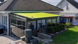 Wintergartenbeschattung mit automatischer Sonnen- und Windsteuerung